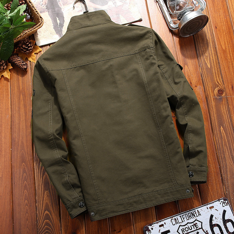 Herren leichter Canvas-Militärblouson mit Stehkragen, Schulterklappen und Mehrfach‑Pattentaschen Echoarchiv