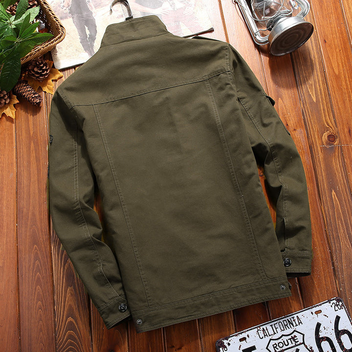 Herren leichter Canvas-Militärblouson mit Stehkragen, Schulterklappen und Mehrfach‑Pattentaschen Echoarchiv