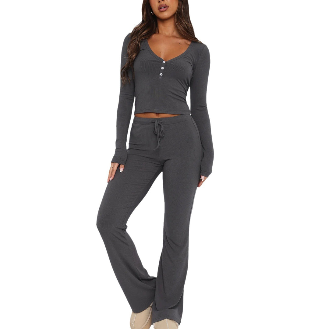Damen geripptes Lounge-Set mit Henley-Knopfleiste, kurzem V-Shirt und hochgeschnittener Schlaghose – Élanora