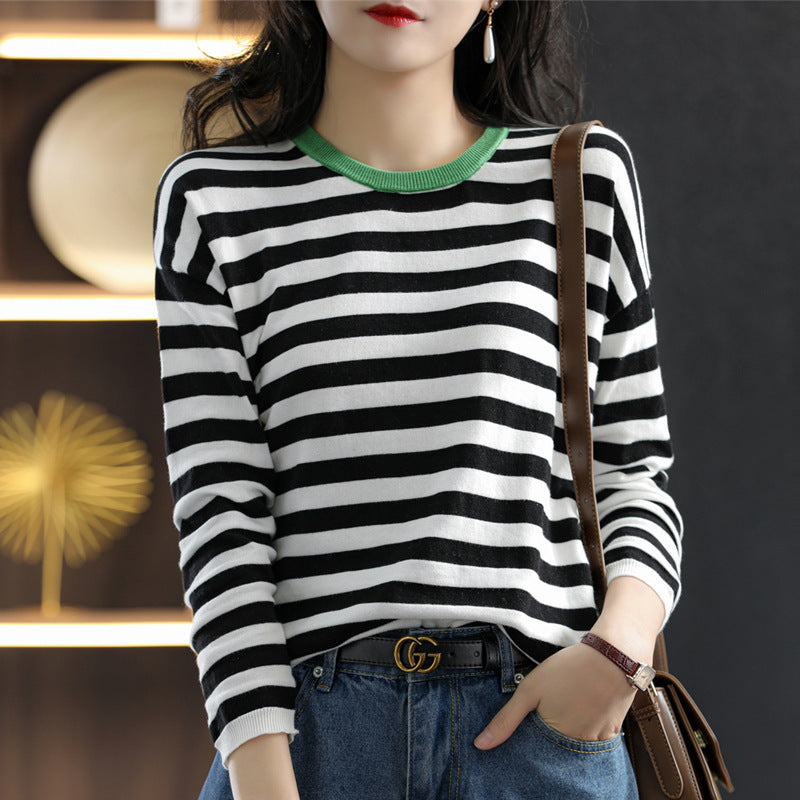 Damen Maritim-inspiriertes gestreiftes Feinstrick-Shirt mit weitem Boot-Ausschnitt und Kontrastkante Echoarchiv