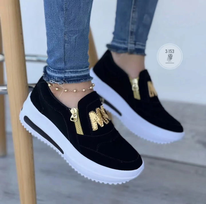 Damen Slip-On Plateau-Sneaker mit dekorativem Metall-Reißverschluss und Logo-Applikation – Névara