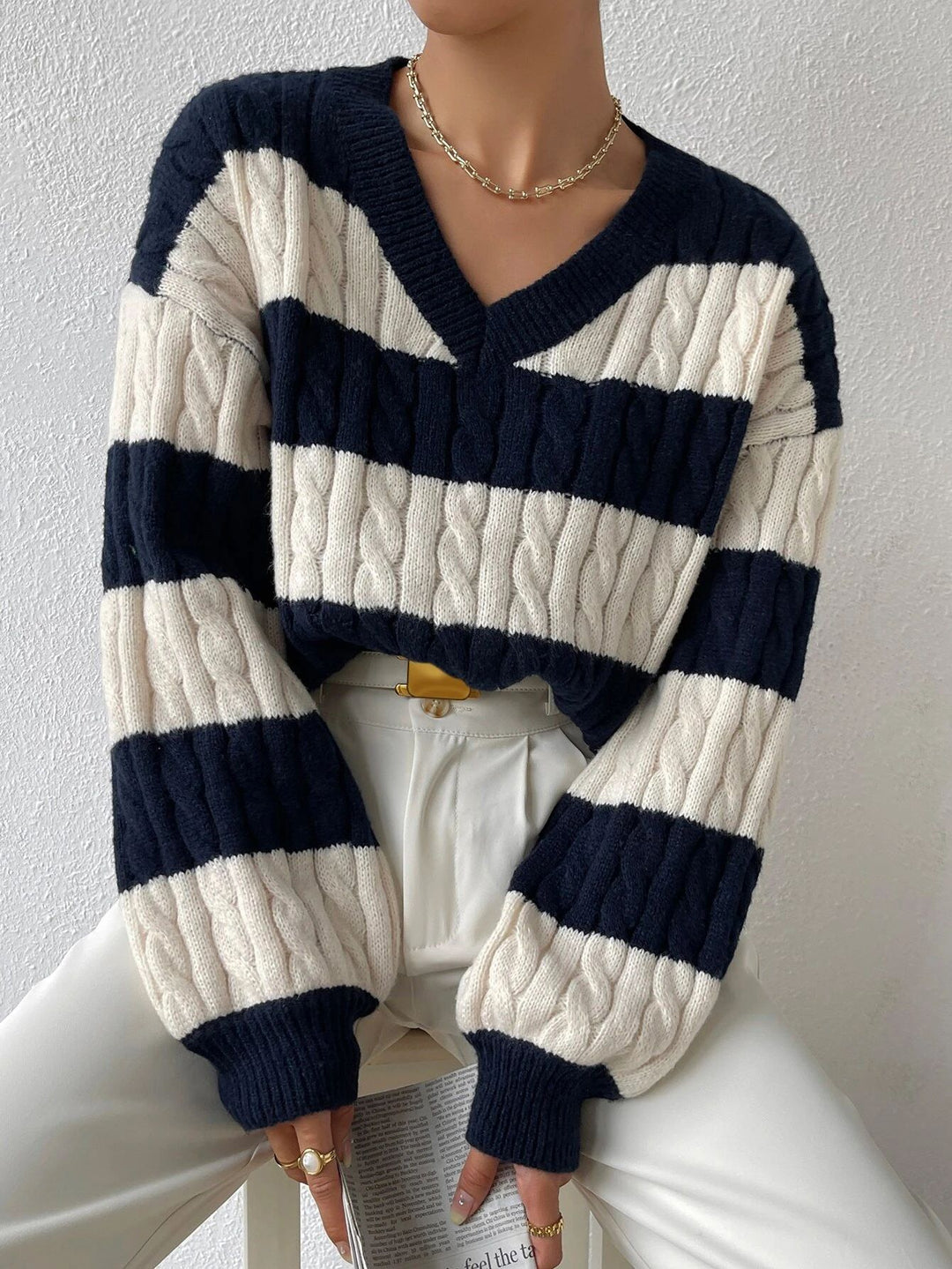 Damen nan gestreifter Grobstrick-Pullover mit Zopfmuster, tiefem V-Ausschnitt und oversized Passform Echo Archiv