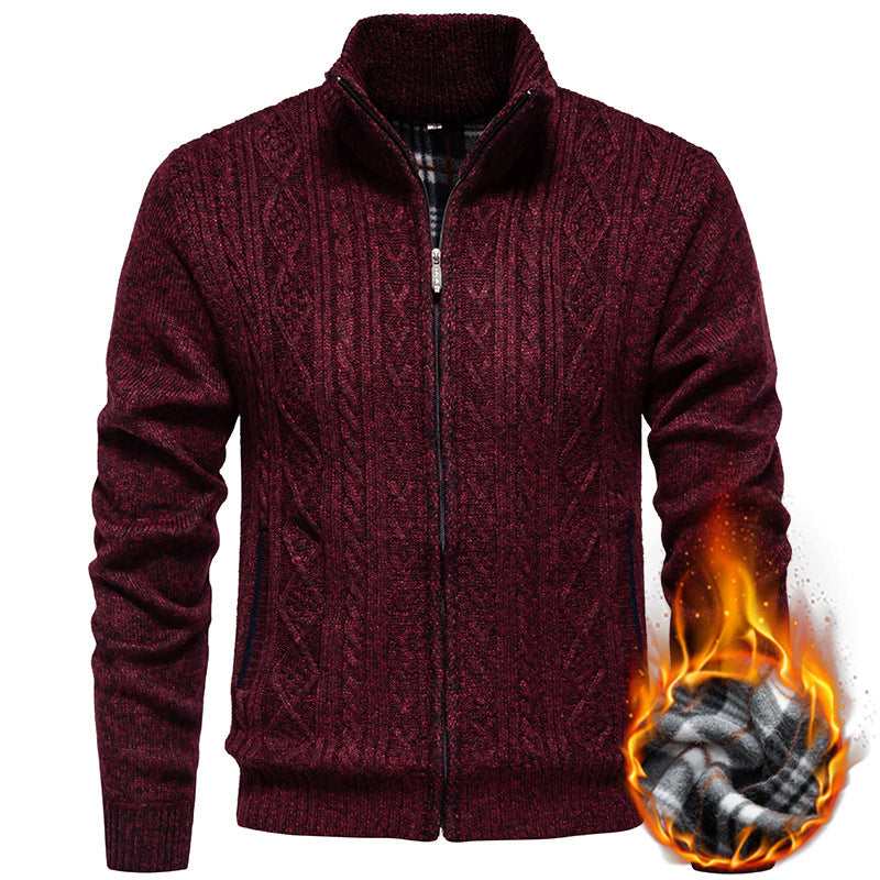 Herren nan grobgestrickter Cardigan mit Zopfmuster, Stehkragen und kariertem Innenfutter Echo Archiv