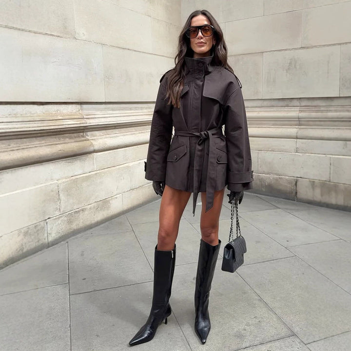 Damen Kurze Taillierte Trenchjacke mit Stehkragen, Pattentaschen und Bindegürtel Echoarchiv