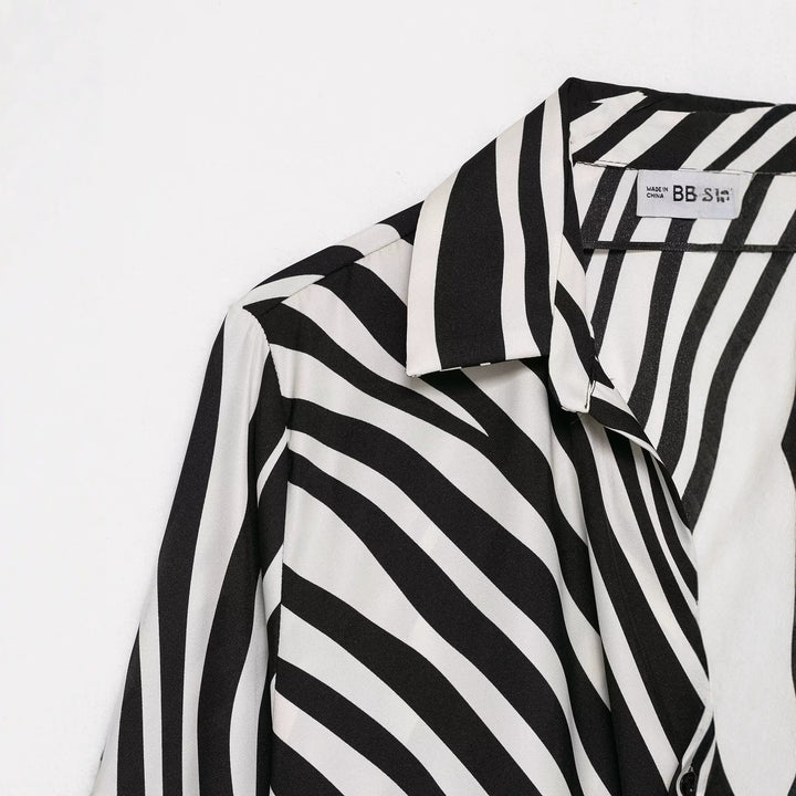 Damen Seidige Oversize-Bluse mit Zebra-Streifen und Federbesatz Echo Archiv