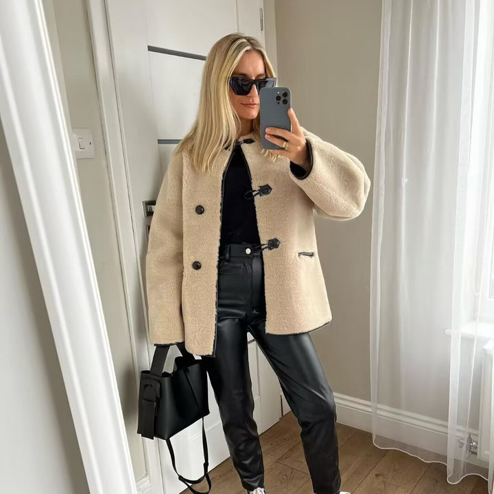 Damen kuschelige Teddyjacke mit Knebelverschlüssen, Rundhals und Kontrastpaspel – Célinea