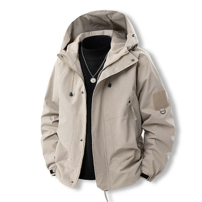 Herren Outdoor- und Freizeitjacke mit verstellbarem Kapuzenkragen und praktischen Taschen Echoarchiv