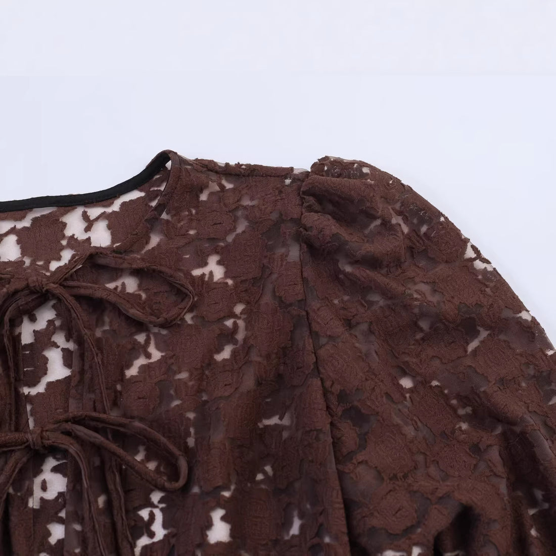 Damen Transparente Spitzenbluse mit frontalen Bindebändern und Volant‑Saum Echoarchiv
