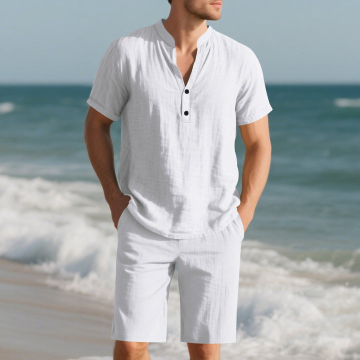 Herren lässiges Leinen-Outfit mit Langarmbluse und Cargo-Shorts Echoarchiv
