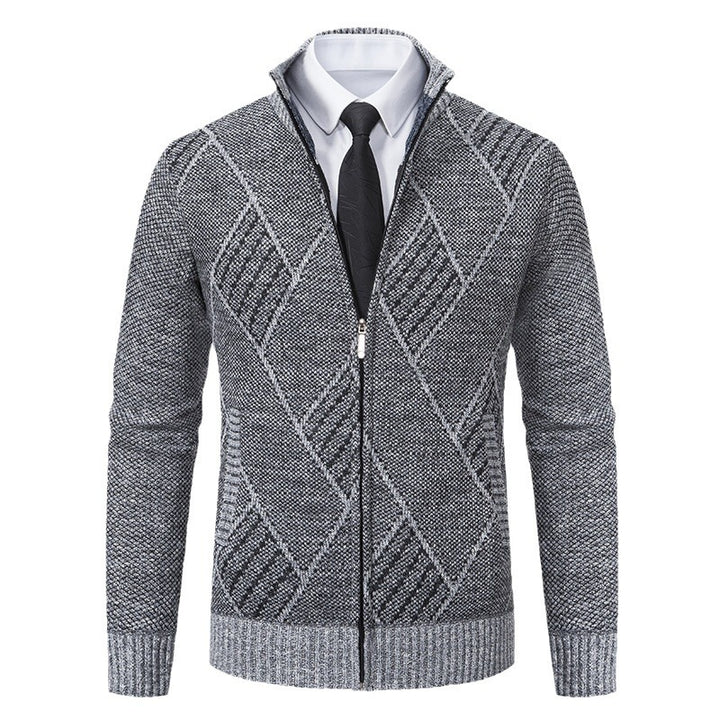 Herren modische Strickjacke mit hohem Kragen und stilvollem Zopfmuster Echoarchiv