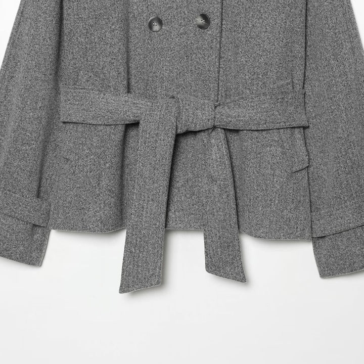 Damen Cape-Übergangsjacke im kurzen Schnitt mit hohem Kragen, doppelter Knopfleiste und Taillenbindegürtel Echoarchiv