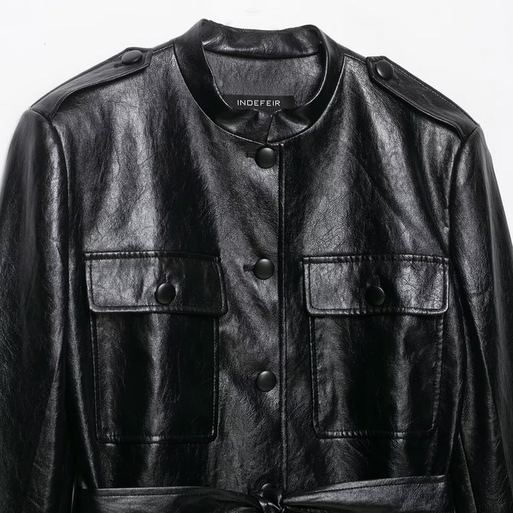 Damen Taillierte Kunstlederjacke im Trenchstil mit Stehkragen, Pattentaschen und Bindegürtel Echoarchiv
