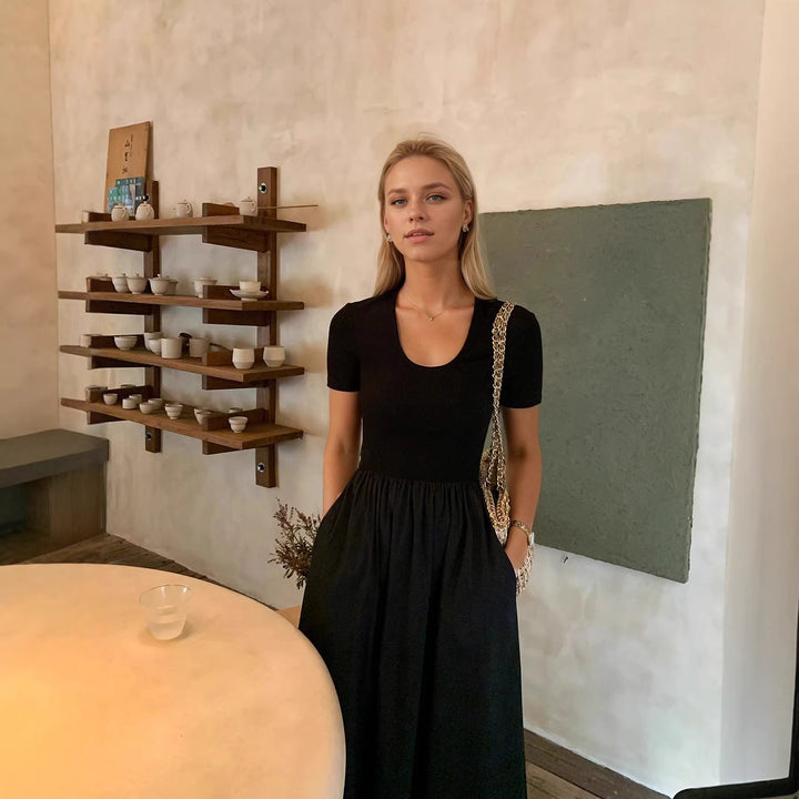Damen Elegantes Maxi-Kleid mit hohem Ausschnitt und harmonischem Schnitt Echo Archiv