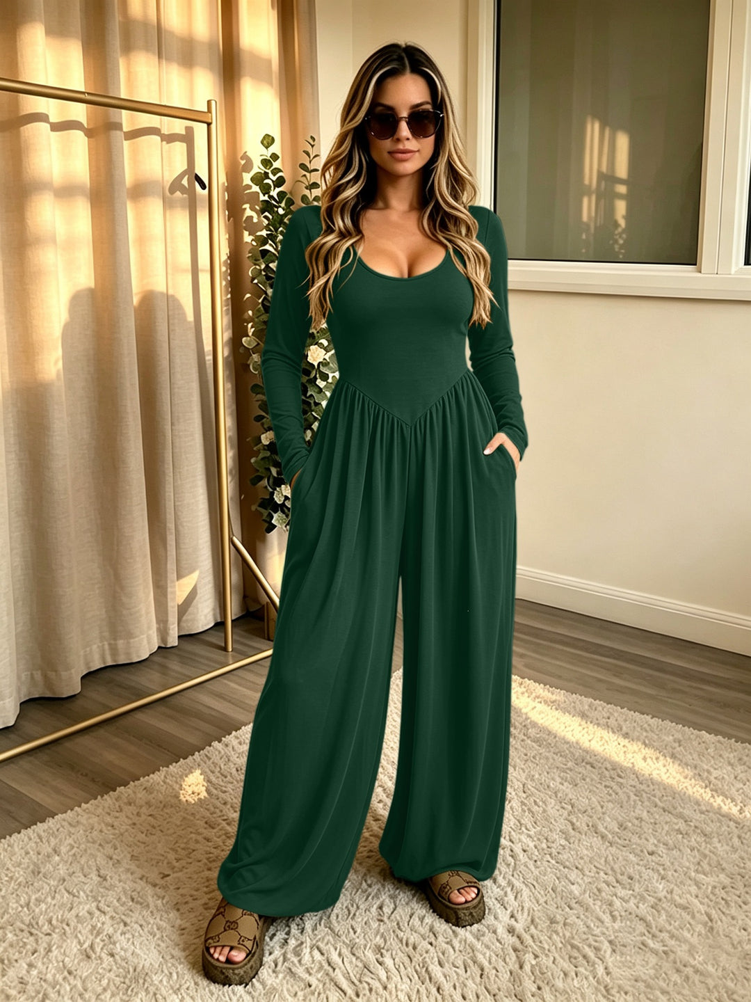 Damen Langer Jumpsuit mit weitem Bein, tiefem Rundhals und Eingrifftaschen Echoarchiv