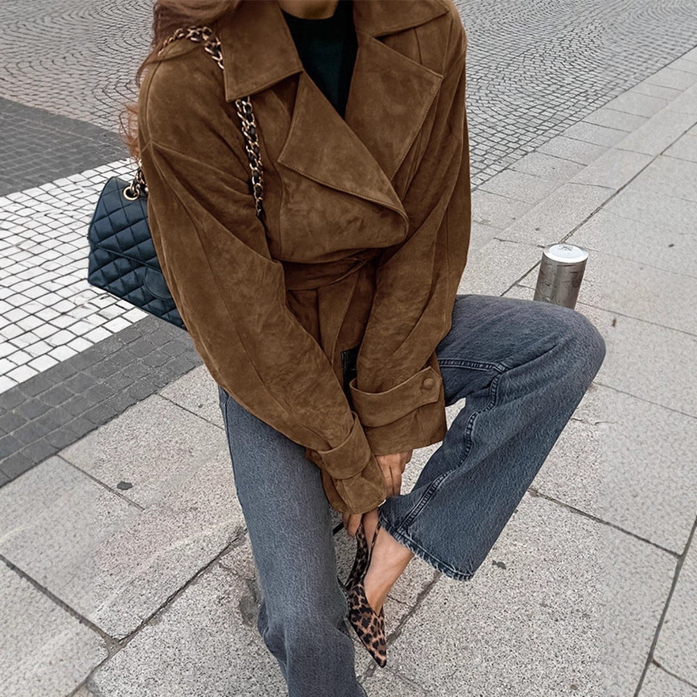 Damen Kurzblouson aus Wildleder‑Look mit Bindegürtel und kastiger Silhouette Echoarchiv