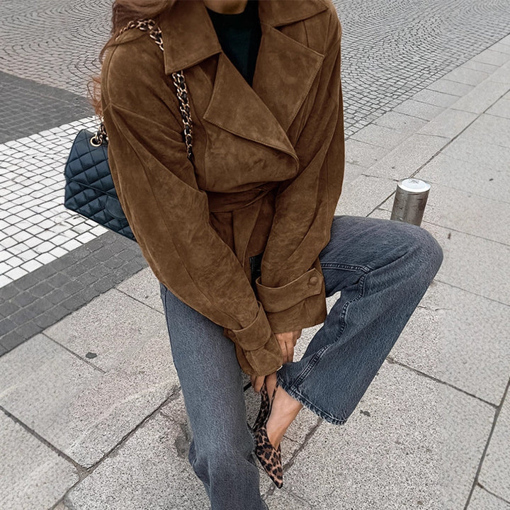 Damen Kurzblouson aus Wildleder‑Look mit Bindegürtel und kastiger Silhouette Echoarchiv