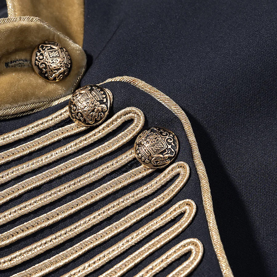 Damen militärische Paradejacke mit goldverzierten Passements, Stehkragen und Samtmanschetten – Célinea
