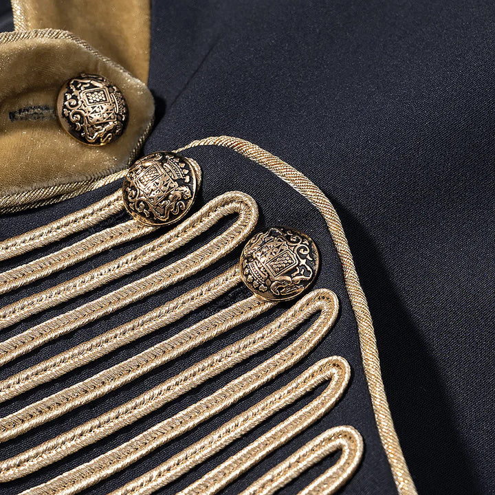 Damen militärische Paradejacke mit goldverzierten Passements, Stehkragen und Samtmanschetten – Célinea