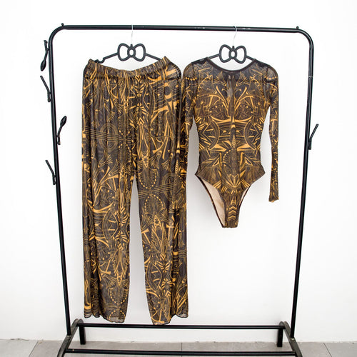 Damen modisches Badeoutfit mit langärmeligen Oberteil und lässigen Pants Echo Archiv