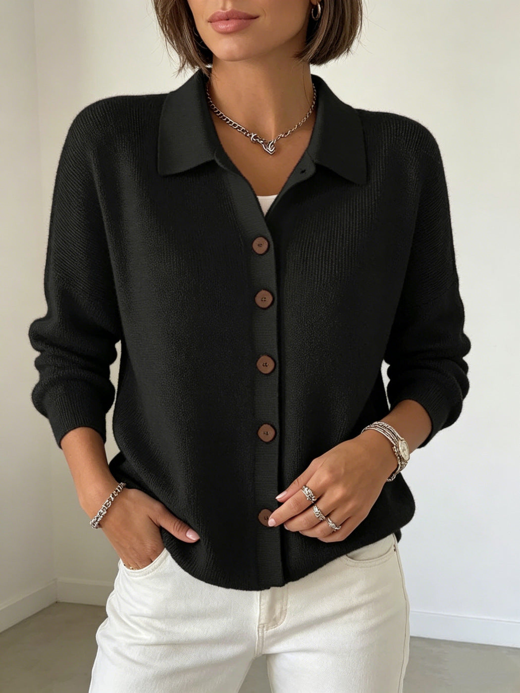 Damen Feinstrick-Cardigan mit Hemdkragen, entspannter Silhouette und Holzknöpfen – Veloura