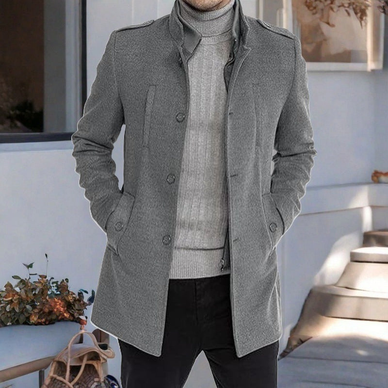 Herren eleganter, mittelschwerer Freizeitmantel mit Stehkragen und seitlichen Taschen Echoarchiv