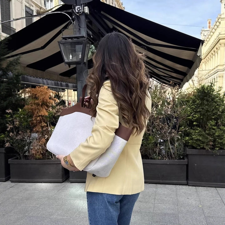 Damen nan taillierter knopfblazer mit Rundhalsausschnitt und angedeuteten Pattentaschen Echo Archiv
