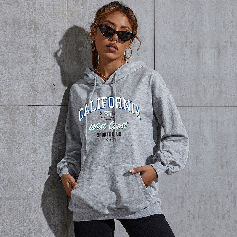 Damen Relaxed-Fit Hoodie mit Collegestyle-Frontprint und Kängurutasche Echoarchiv