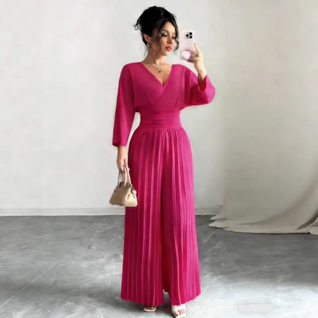 Damen Maxikleid mit Wickeloberteil, Tailliertem Rippbund und Plisseerock – Orélia