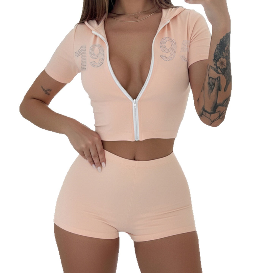 Damen sportliches cropped Hoodie-Set mit kurzen Shorts und glänzenden Akzenten Echo Archiv