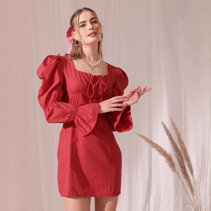Damen Puffärmeliges Mini-Kleid mit eckigem Ausschnitt, Kordel-Bustier und Glockenärmeln – Élara