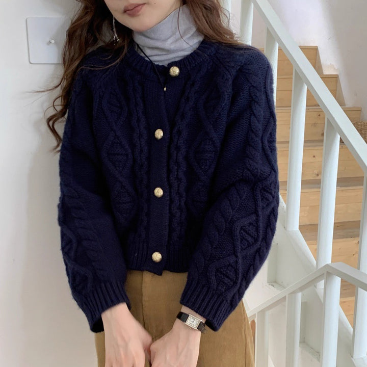 Damen Kurzer Zopfmuster-Cardigan mit goldenen Schmuckknöpfen Echoarchiv