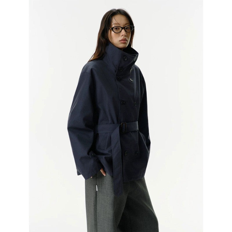 Damen Kurzjacke im Trenchstil mit doppeltreihiger Knopfleiste Taillengürtel und Stehkragen Echoarchiv