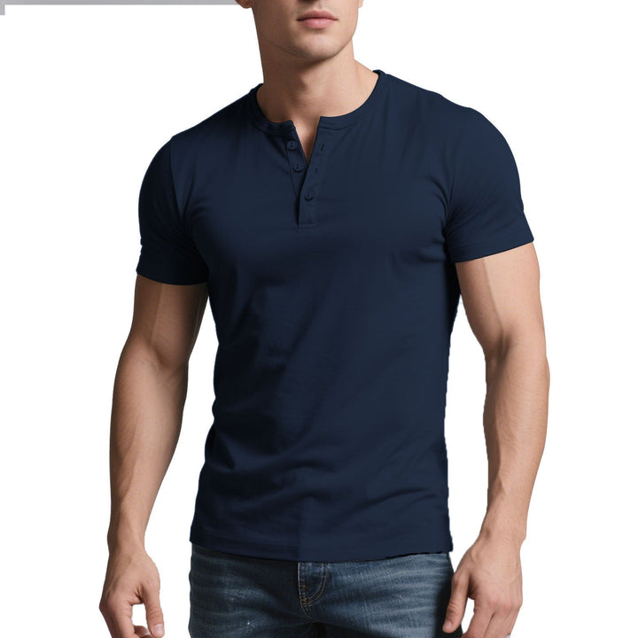 Herren nan kurzes Henley-Shirt mit dezenter Knopfleiste und figurbetontem Schnitt Echoarchiv
