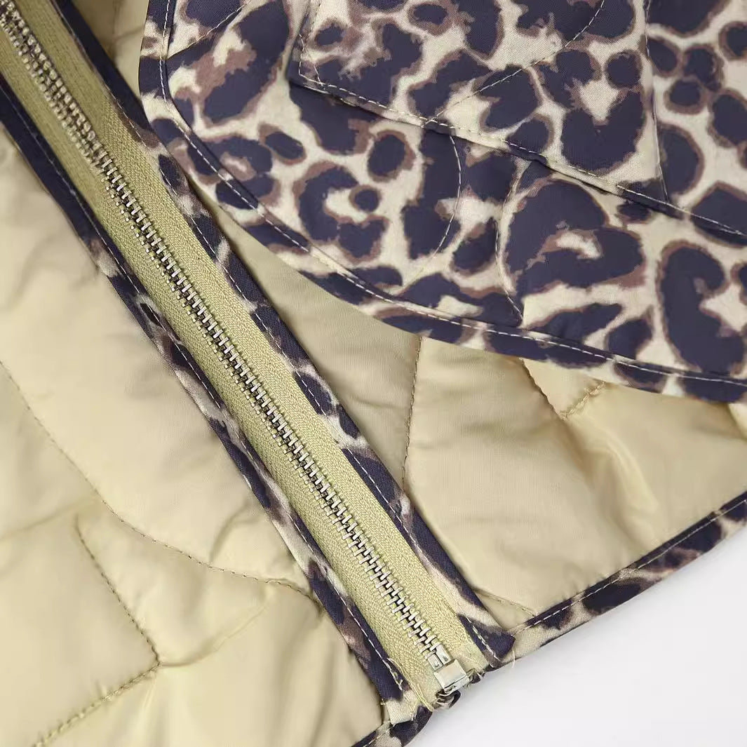 Damen gesteppte Oversize-Steppjacke mit Leo‑Alloverprint, durchgehendem Reißverschluss und aufgesetzten Taschen – Célinea