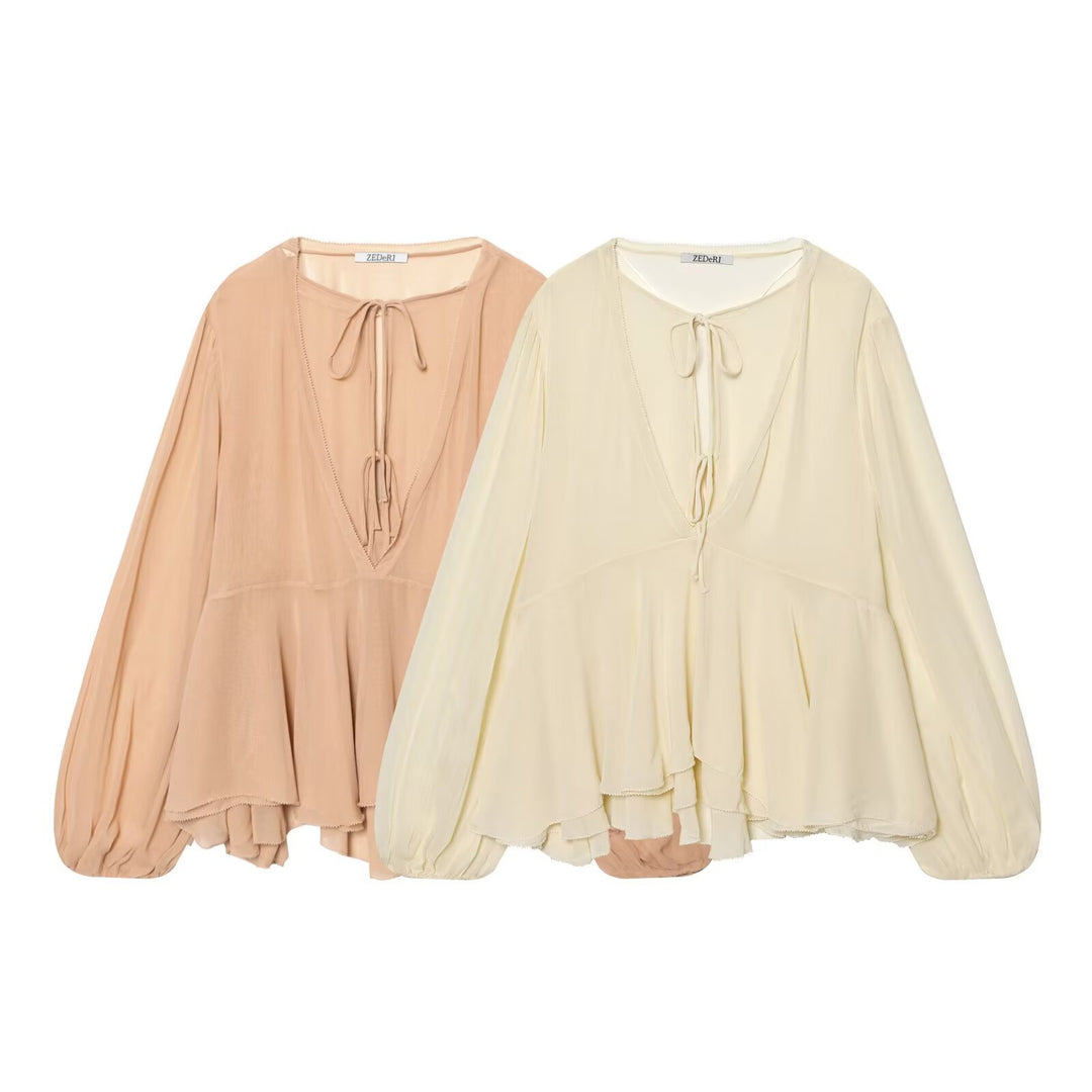 Damen Luftige Chiffon-Bluse mit tiefem V‑Ausschnitt, Bindebändern, Volantstufen und Ballonärmeln Echo Archiv