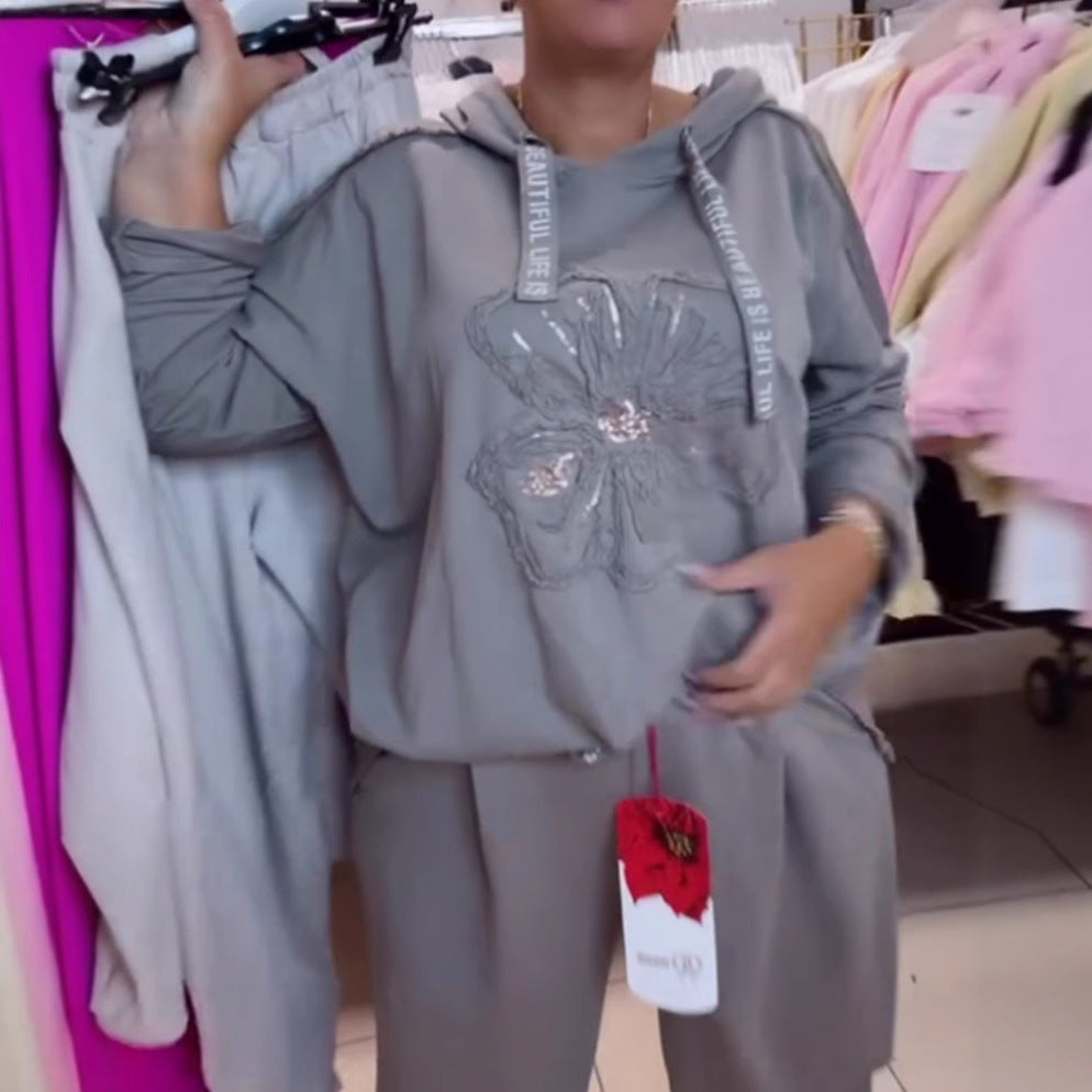 Damen nan entspanntes Lounge-Set mit Blüten-Pailletten-Hoodie, Kordelzug und weiter Bundfaltenhose Echo Archiv