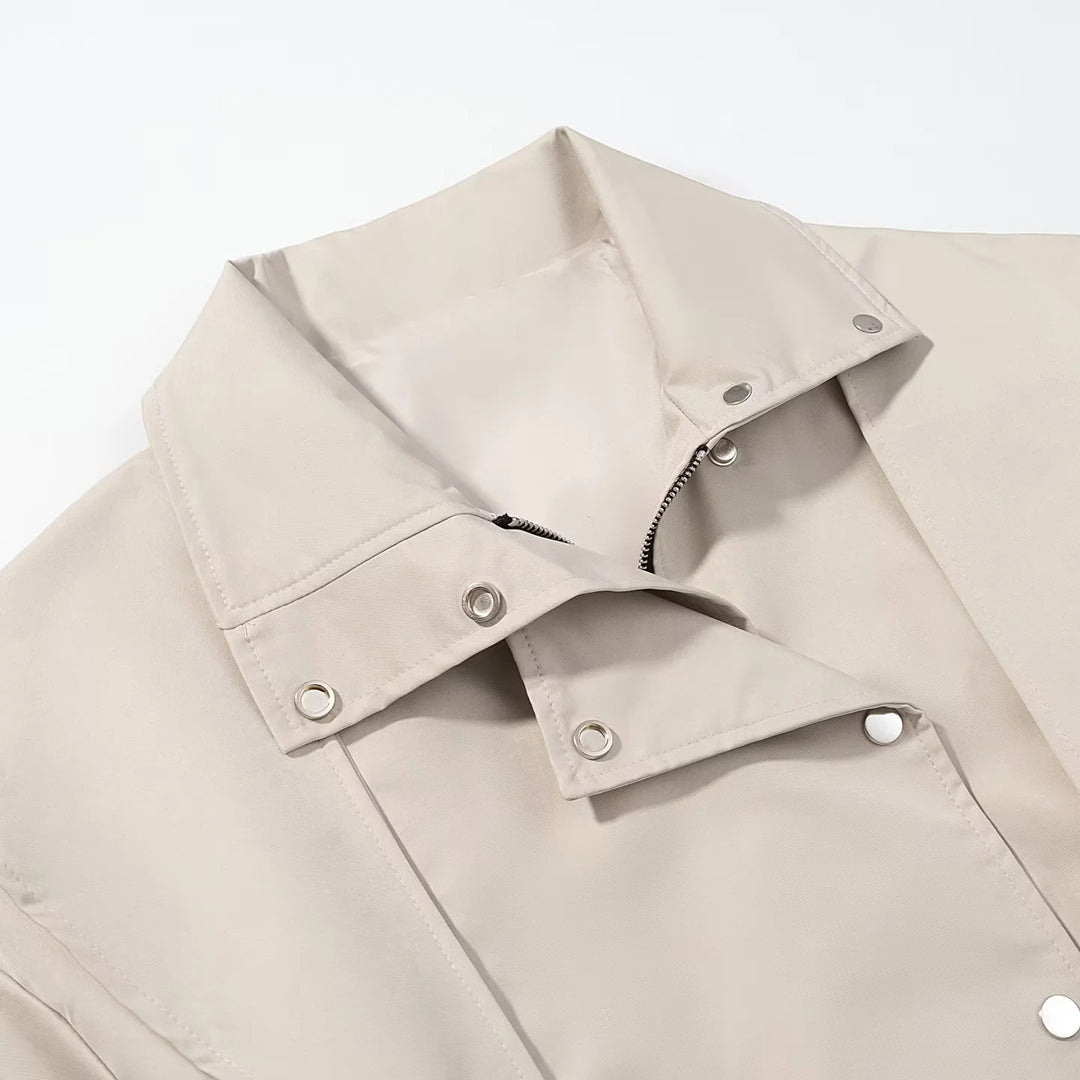 Damen kurzer Trenchcoat mit Cape‑Schulter, hohem Stehkragen und Bindegürtel – Montévia