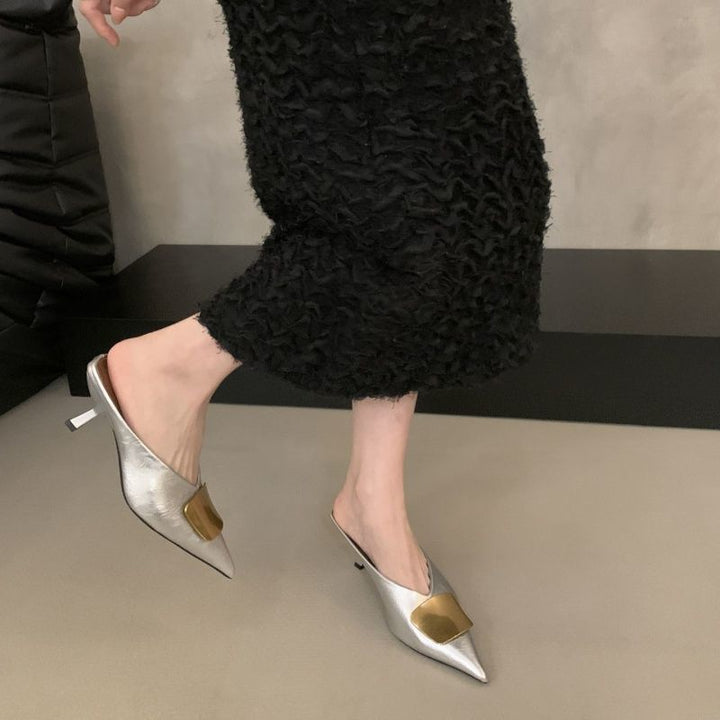 Damen Spitz zulaufende Kitten-Heel Mules mit Metallapplikation Echo Archiv