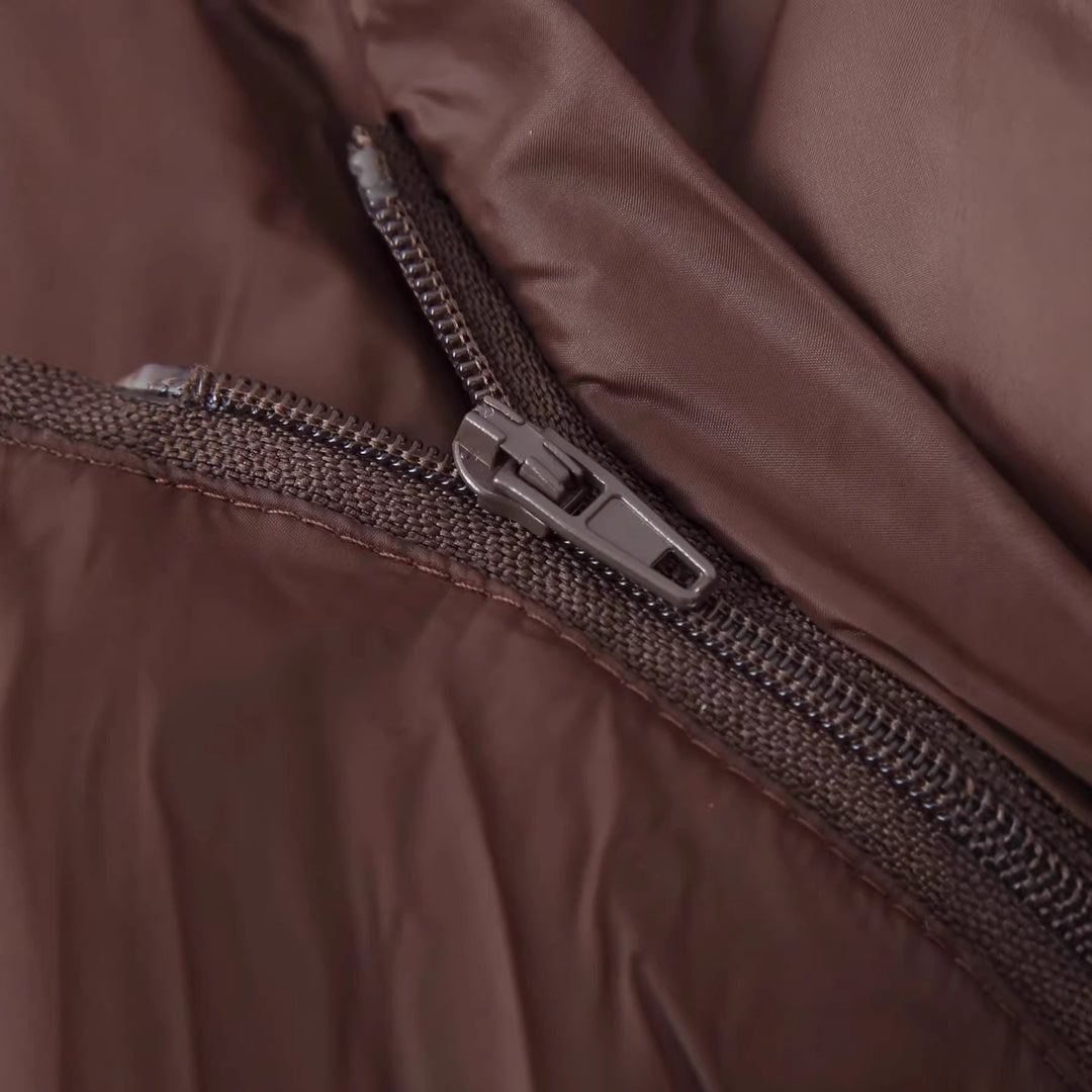 Damen kurze wattierte Steppjacke mit großer abnehmbarer Kapuze, Kinnschutz und verdeckter Reißverschluss – Célinea