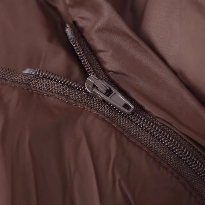 Damen kurze wattierte Steppjacke mit großer abnehmbarer Kapuze, Kinnschutz und verdeckter Reißverschluss – Célinea