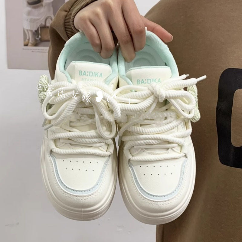 Damen Sneakers mit floralem Anhänger und komfortabler Sohle Echo Archiv