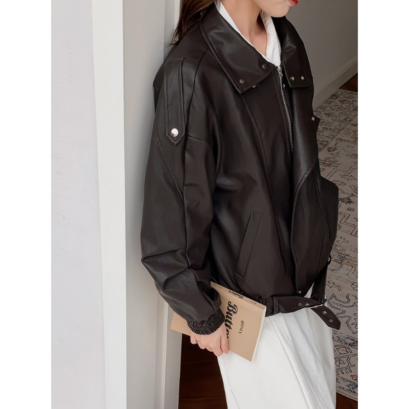 Damen Oversize Bikerjacke aus veganem Leder mit hohem Stehkragen und dekorativen Druckknöpfen Echoarchiv