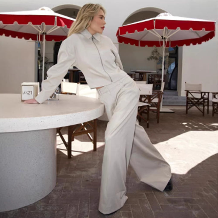 Damen Kurzjacke mit Stehkragen und weiten Bundfaltenhose Set Echoarchiv