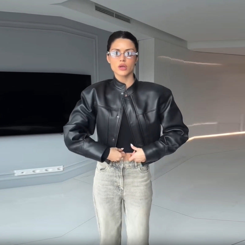 Damen Kurzjacke aus veganem Glattleder mit markanten Schulterpuffern und verdeckter Druckknopfleiste Echo Archiv
