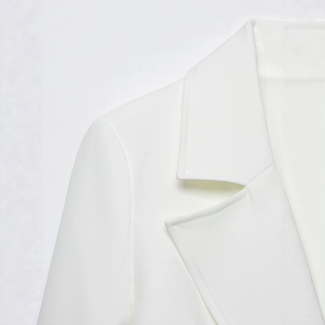 Damen Eleganter taillierter Cropped‑Blazer mit doppelreihiger Zierknopfleiste und konstruiertem Revers Echo Archiv