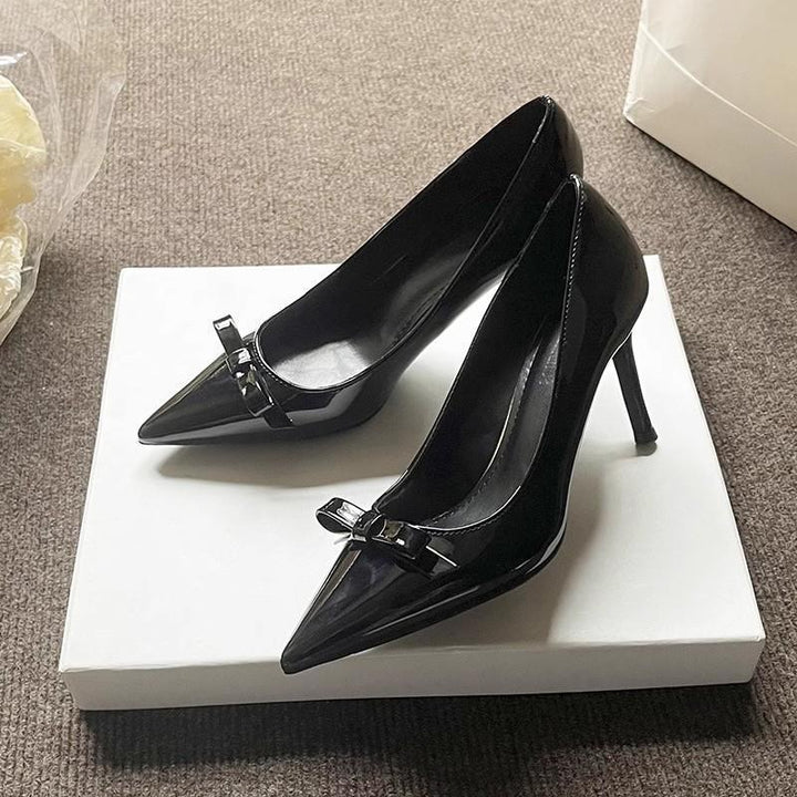 Damen Spitz zulaufende Lack-Pumps mit Zierschleife und schlankem Stiletto-Absatz – Lioré