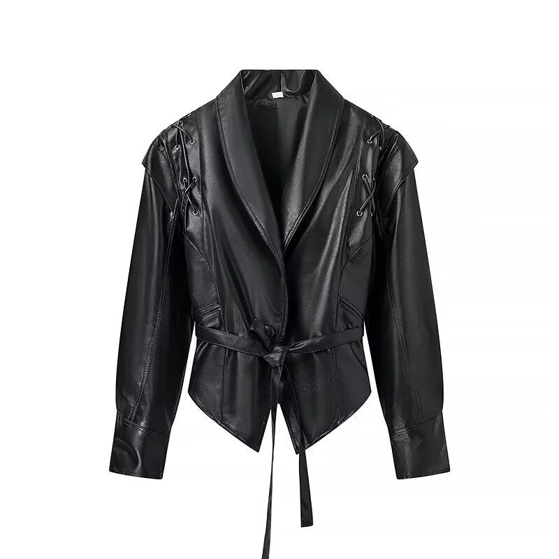 Damen nan taillierte Kunstlederjacke mit Schalkragen, Schnürdetail an den Schultern und Bindegürtel Echo Archiv