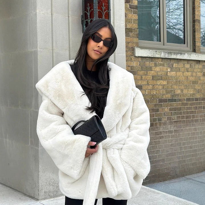 Damen Boxy-Teddyjacke mit Wickelgürtel und übergroßem Schalkragen Echo Archiv
