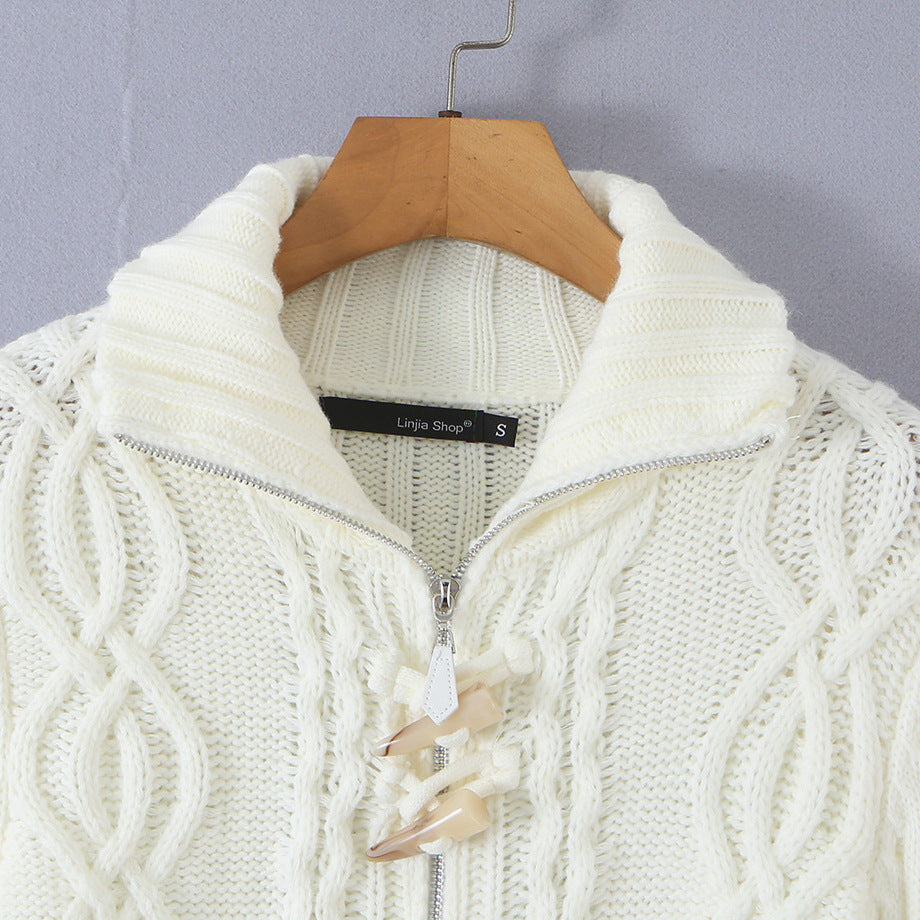 Damen Kurze Strickjacke mit Stehkragen, Zopfmuster, Holzknopf‑Toggles und Taschen Echoarchiv