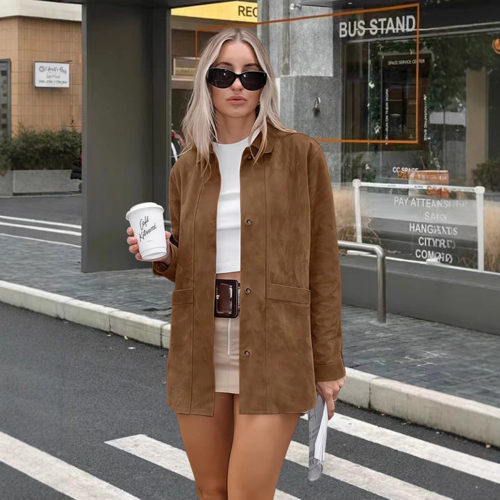 Damen Weiche Wildlederjacke mit Praktischen Aufgesetzten Taschen und Elegantem Schnitt Echoarchiv